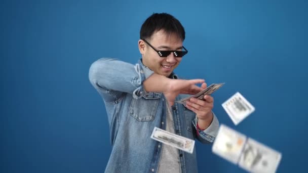 Jovem Chinês Homem Vestindo Bandido Vida Óculos Jogando Dólares Sobre — Vídeo de Stock