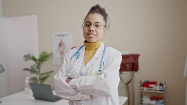 Fiatal Afro Amerikai Orvos Mosolygós Magabiztos Álló Keresztbe Karok Klinikán — Stock videók