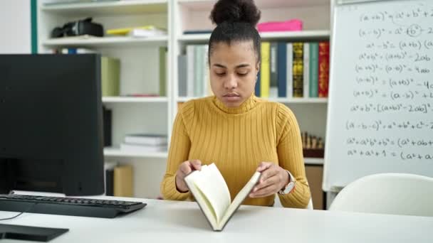 Joven Mujer Afroamericana Sentada Leyendo Libro Biblioteca — Vídeos de Stock