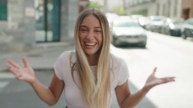 Genç, güzel İspanyol kadın gülümsüyor. Sokakta kendine güveniyor.