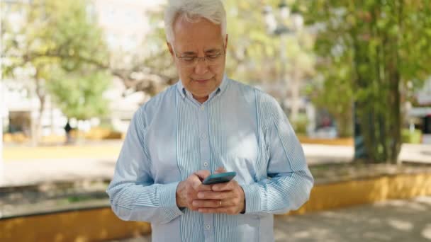 Senior Man Using Smartphone Park — Stockvideo