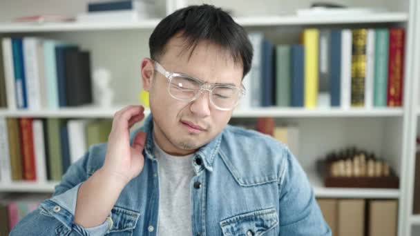 Ung Kinesisk Man Student Med Hjälp Dator Stressad Vid Biblioteket — Stockvideo