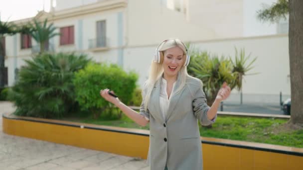 Young Blonde Woman Executive Listening Music Dancing Park — Stock Video