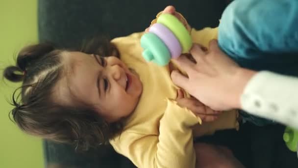 Adorável Menina Hispânica Sorrindo Para Cócegas Sentado Sofá Casa — Vídeo de Stock