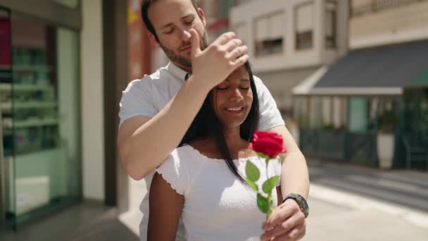 Man Vrouw Interraciale Paar Verrassing Met Bloem Straat — Stockvideo