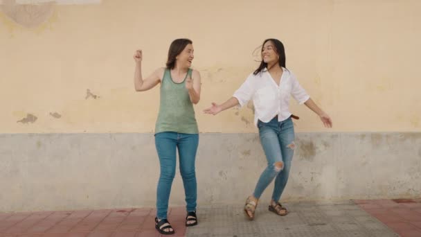 Kadın Anne Kız Gülümseyerek Sokakta Dans Ediyorlar — Stok video