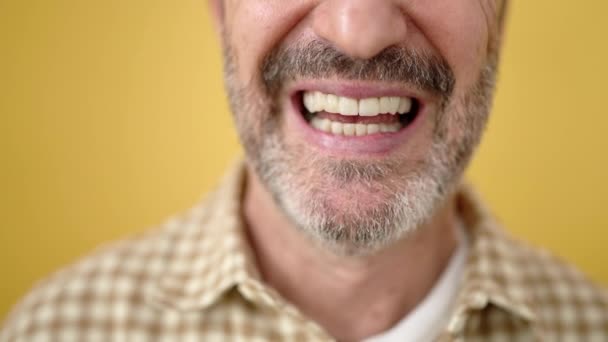Middelbare Leeftijd Man Glimlachend Zelfverzekerd Geïsoleerde Gele Achtergrond — Stockvideo