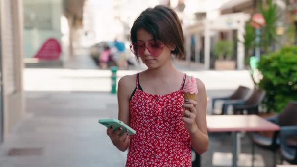Αξιολάτρευτο Ισπανόφωνο Κορίτσι Κάνει Selfie Από Smartphone Τρώει Παγωτό Στο — Αρχείο Βίντεο