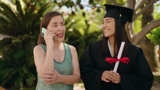 Two Women Mother Graduated Daughter Talking Smartphone Park — Stockvideo