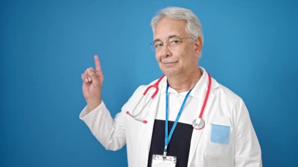 Mann Mittleren Alters Mit Grauen Haaren Arzt Lächelt Zuversichtlich Präsentiert — Stockvideo
