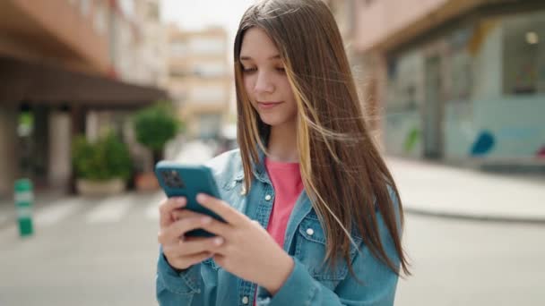 Αξιολάτρευτο Κορίτσι Που Χρησιμοποιεί Smartphone Στο Δρόμο — Αρχείο Βίντεο