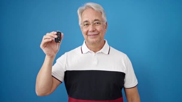 Bărbat Vârstă Mijlocie Păr Gri Zâmbind Încrezător Deținând Cheia Mașinii — Videoclip de stoc