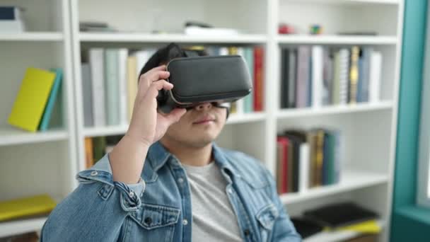 Молодой Китайский Студент Уверенно Улыбающийся Очках Виртуальной Реальности Библиотечном Университете — стоковое видео