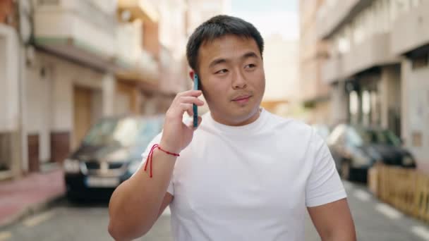 Young Chinese Man Smiling Confident Talking Smartphone Street — Αρχείο Βίντεο