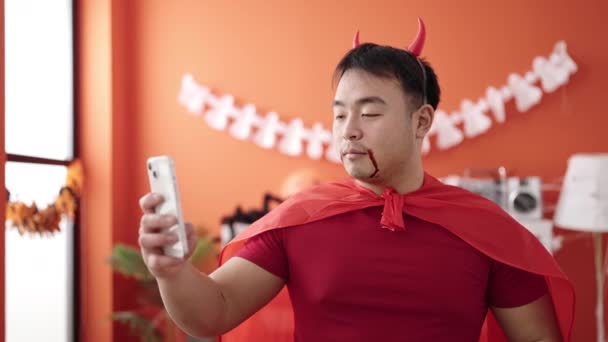 Giovane Uomo Cinese Che Indossa Costume Diavolo Avendo Videochiamata Casa — Video Stock