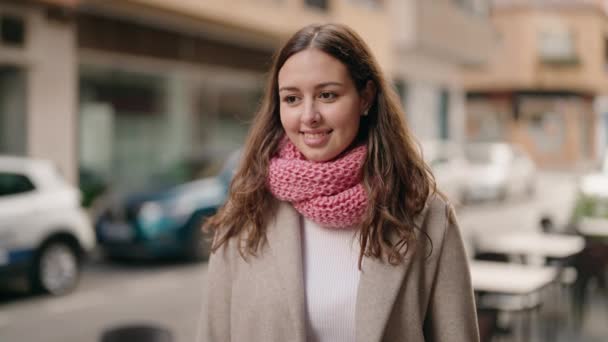 Mladá Žena Usměvavá Sebevědomě Stojí Ulici — Stock video