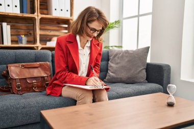 Psikoloji merkezindeki panoya beyaz kadın psikolog yazıyor.