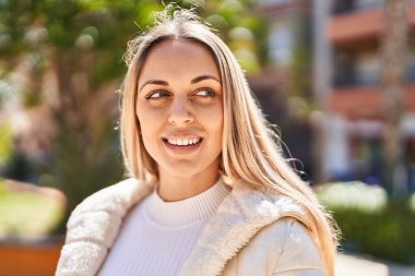 Parkta kendine güvenen genç bir kadın.