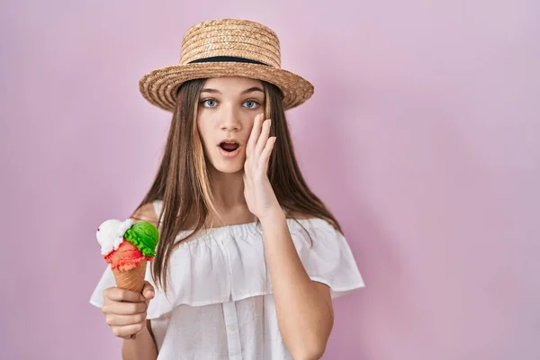 拿着冰淇淋的少女吓得面无血色 吓得面无血色 — 图库照片