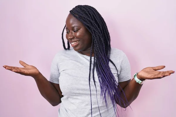 Jonge Afrikaanse Vrouw Staat Roze Achtergrond Glimlachen Tonen Beide Handen — Stockfoto