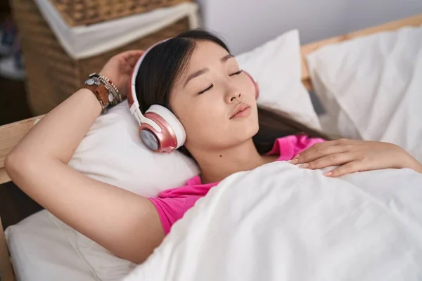 Mujer China Escuchando Música Durmiendo Cama Dormitorio —  Fotos de Stock