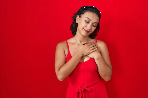 Junge Hispanische Frau Vor Rotem Hintergrund Lächelnd Mit Den Händen — Stockfoto