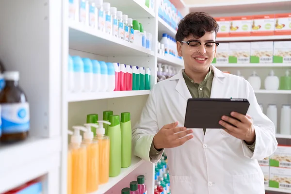 Non Binary Man Pharmacist Using Touchpad Working Pharmacy —  Fotos de Stock