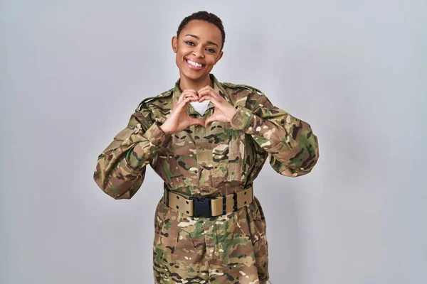 美丽的非洲女人 身穿迷彩服 身穿军服 带着爱心微笑 手握心形符号 浪漫的概念 — 图库照片