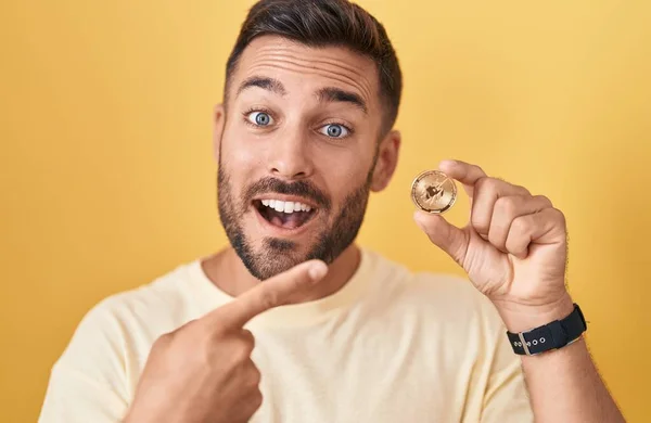 Hezký Hispánský Muž Drží Uniswap Kryptoměna Mince Úsměvem Šťastný Ukazující — Stock fotografie