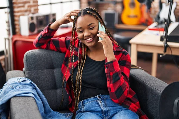 Africano Americano Mulher Músico Sorrindo Confiante Falando Smartphone Estúdio Música — Fotografia de Stock