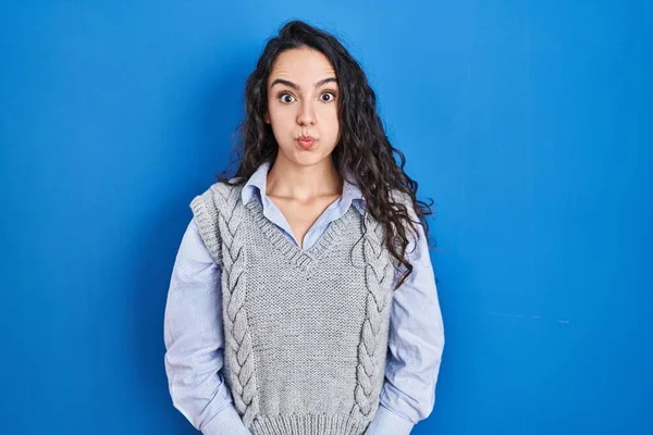 Jonge Brunette Vrouw Staat Blauwe Achtergrond Puffende Wangen Met Grappig — Stockfoto