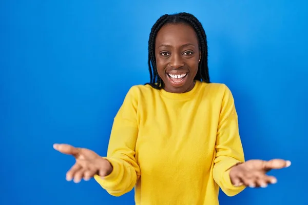 Mooie Zwarte Vrouw Staan Blauwe Achtergrond Glimlachend Vrolijk Aanbieden Van — Stockfoto
