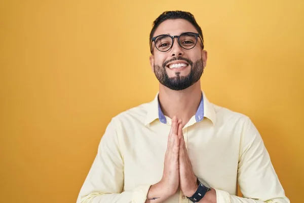 Hispánec Mladý Muž Sobě Obchodní Oblečení Brýle Modlí Rukama Společně — Stock fotografie
