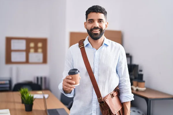 オフィスでコーヒーを飲む若いアラブ人男性ビジネスワーカー — ストック写真