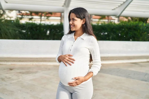 Mladý Latina Žena Těhotná Usměvavý Jistý Dojemný Břicho Ulici — Stock fotografie