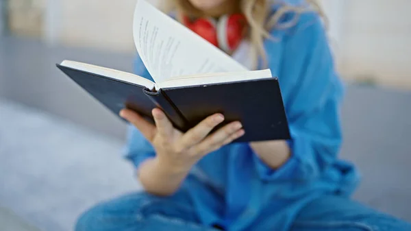 大学时 年轻的金发女学生坐在长椅上看书 — 图库照片