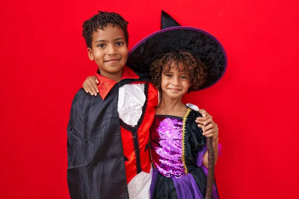 Rozkošný Africký Americký Chlapec Dívka Sobě Halloween Kostým Objímání Navzájem — Stock fotografie