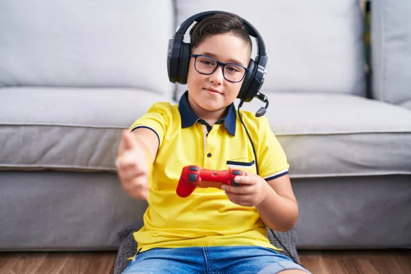 Jonge Latijns Amerikaanse Jongen Spelen Video Game Holding Controller Dragen — Stockfoto