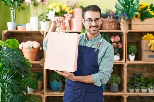 Een Knappe Spaanse Man Die Bij Bloemenwinkel Werkt Glimlacht Met — Stockfoto