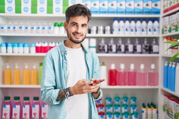 Jeune Homme Hispanique Client Souriant Confiant Utilisant Smartphone Pharmacie — Photo