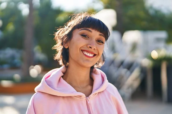 Jonge Vrouw Glimlachend Vol Vertrouwen Staand Het Park — Stockfoto