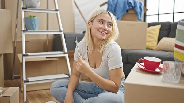 Young Beautiful Hispanic Woman Smiling Confident Sitting Floor New Home — ストック写真