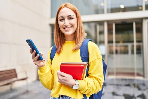Молода Біла Студентка Посміхається Впевнено Використовуючи Смартфон Університеті — стокове фото