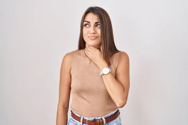 Young Hispanic Woman Standing White Background Touching Painful Neck Sore — Stock Photo, Image