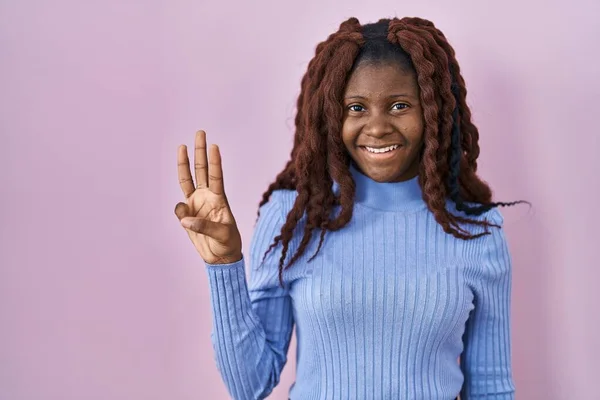 Afrikaanse Vrouw Staan Roze Achtergrond Tonen Wijzen Met Vingers Nummer — Stockfoto