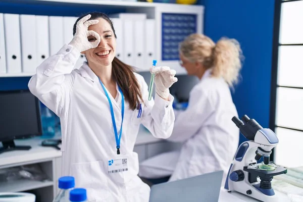 Mulher Hispânica Jovem Trabalhando Laboratório Cientista Sorrindo Feliz Fazendo Sinal — Fotografia de Stock