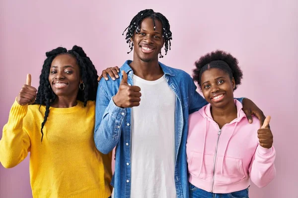 Grupo Três Jovens Negros Juntos Sobre Fundo Rosa Fazendo Polegares — Fotografia de Stock
