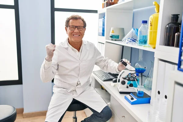 Hombre Mayor Trabajando Laboratorio Científico Gritando Orgulloso Celebrando Victoria Éxito — Foto de Stock