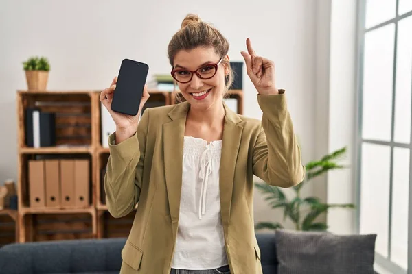 Young Woman Working Consultation Office Holding Smartphone Surprised Idea Question — Stock Photo, Image
