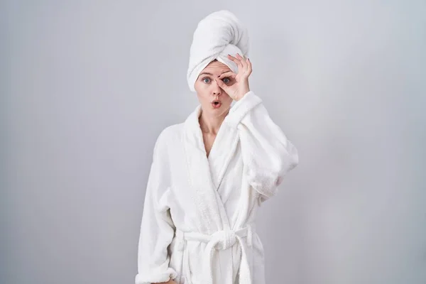 Mulher Branca Loira Vestindo Roupão Fazendo Gesto Chocado Com Rosto — Fotografia de Stock